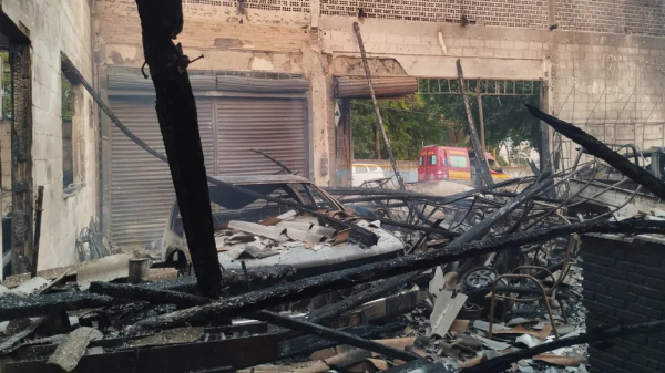 Incêndio atingiu instalações e veículos na empresa (Foto: Defesa Civil PP).