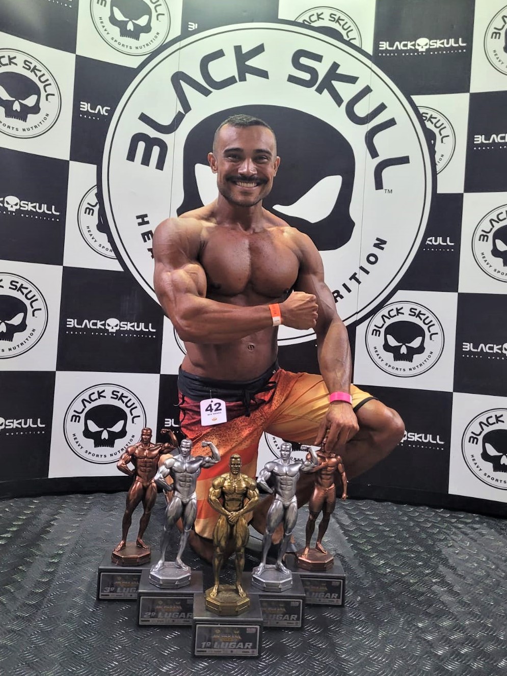 Campeão Russo Da Fitness Posou Com Troféu Em Itália Imagem de